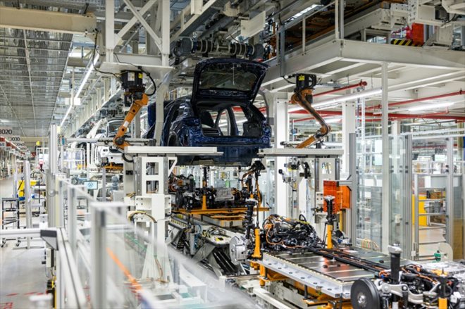 Une voiture électrique sur une ligne de montage à l'usine de production du constructeur automobile allemand Volkswagen, le 20 août 2024 à Zwickau, dans l'est de l'Allemagne