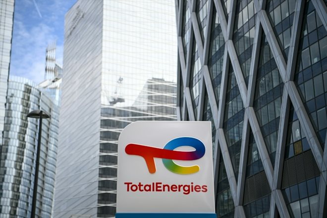Le logo de TotalEnergies, le 28 mai 2021, à La Défense, près de Paris