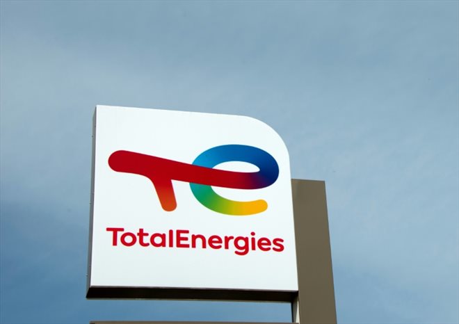 Près de 60 ONG appellent banques et investisseurs à ne plus prêter à TotalEnergies qui continue sa stratégie climaticide. 