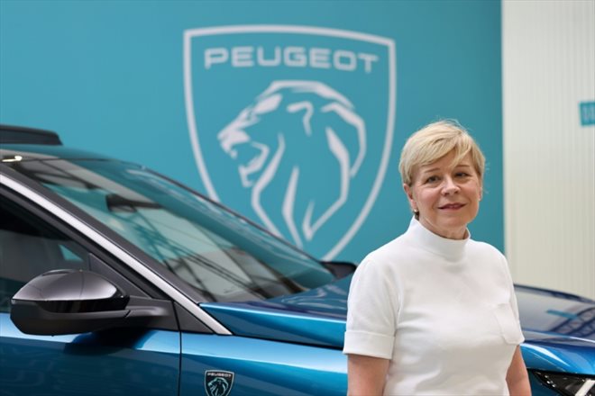 Linda Jackson, directrice générale de Peugeot, lors de la présentation de la nouvelle Peugeot électrique e-3008 à l'usine Stellantis, le 12 septembre 2023 à Sochaux
