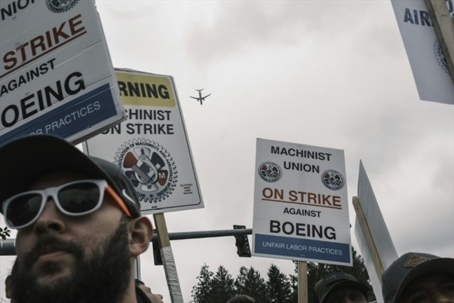 Des employés de Boeing en grève, à Portland, dans l'Oregon, le 19 septembre 2024