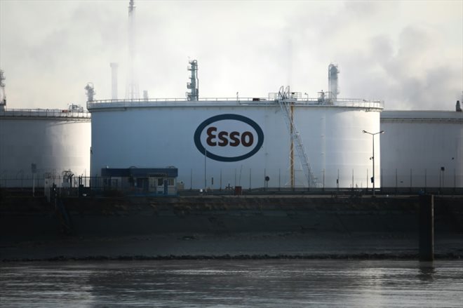 Le site d'Esso-ExxonMobil à Port-Saint-Jérôme-sur-Seine, près du Havre, le 12 octobre 2022