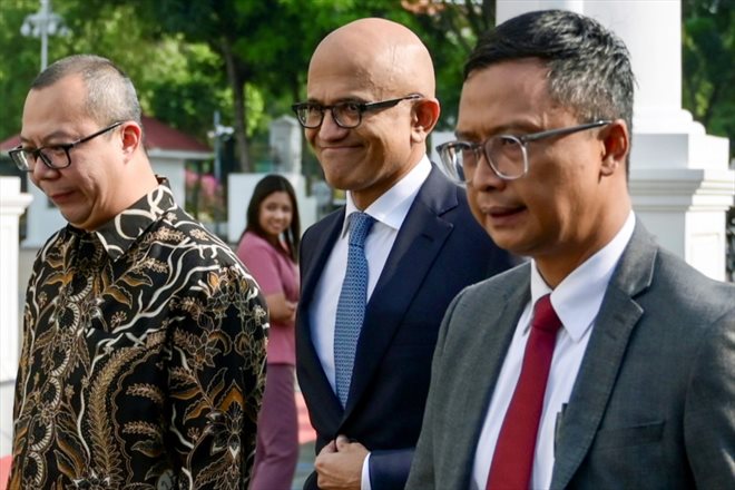 Le PDG de Microsoft Satya Nadella (au centre) arrive au palais présidentiel de Jakarta en Indonésie le 30 avril 2024