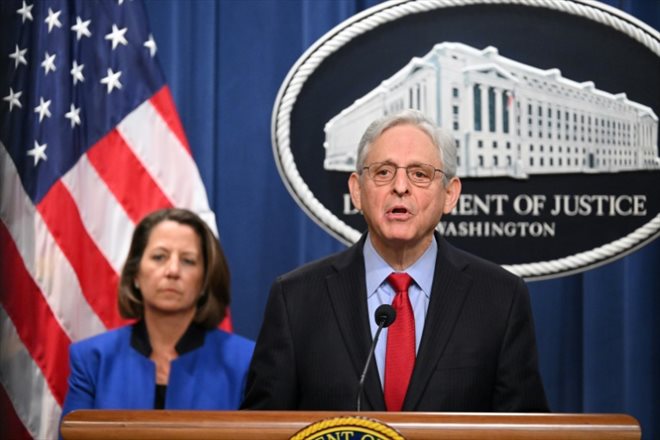 US Attorney General Merrick Garland (r) during a press conference announcing an antitrust lawsuit against Apple, March 21, 2024 in Washington