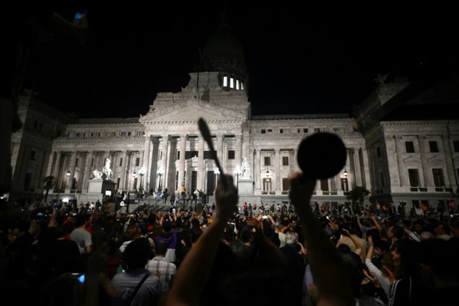Concert de casseroles devant le Parlement argentin pour protester contre les mesures de dérégulation annoncées par le président Javier Milei, le 20 décembre 2023 à Buenis Aires