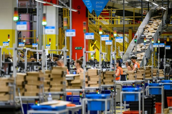 Des employés d'Amazon préparent des commandes au centre de distribution à Augny, près de Metz, le 29 août 2024 en Moselle