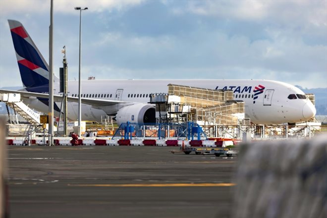 Un Boeing 787 Dreamliner de la compagnie LATAM Airlines, qui a soudainement perdu de l'altitude en plein vol la veille, stationné sur le tarmac de l'aéroport international d'Auckland, le 12 mars 2024 en Nouvelle-Zélande