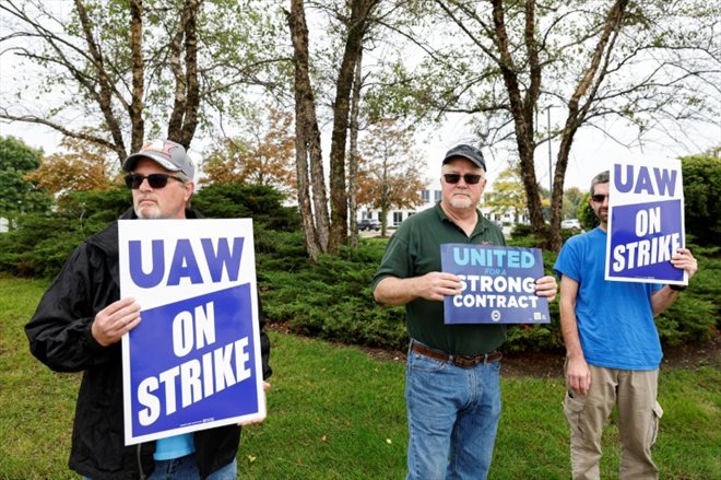 Des membres du syndicat UAW manifestent devant un centre de distribution de pièces détachées de GM, le 22 septembre 2023 à Bolingbrook dans l'Illinois
