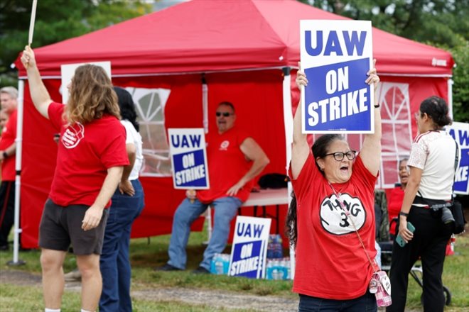 Des membres du syndicat UAW manifestent devant un centre de distribution de pièces détachées Stellantis, le 22 septembre 2023 à Center Line, dans le Michigan