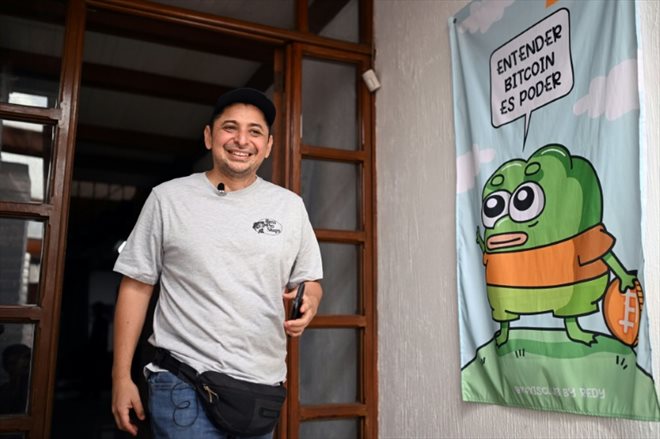 Napoleón Osorio, qui est passé de chauffeur de taxi à entrepreneur, quitte le siège de l'ONG Mi Primer Bitcoin à San Salvador le 4 septembre 2024