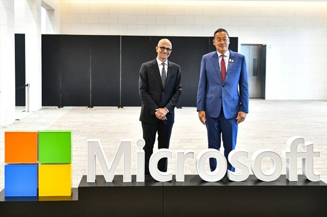 Le Premier ministre thaïlandais Srettha Thavisin (d) et le PDG de Microsoft Satya Nadella (g) lors de l'événement Microsoft Build AI Day à Bangkok, le 1er mai 2024