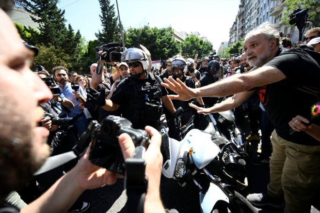 Le chef de l'organisation de gauche Polo Obrero, Eduardo Belliboni, tente de calmer des manifestants pendant une altercation avec la police, le 20 décembre 2023 à Buenos Aires