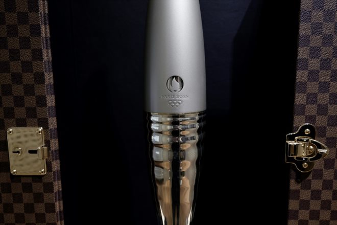 La flamme des Jeux olympiques 2024 à Paris, présentée dans une malle conçue par LVMH, sponsor de l'événement. Photo prise chez LVMH à Paris le 22 juillet 2024