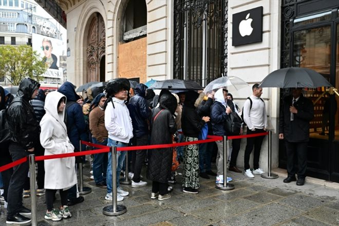 Des clients attendent devant l'Apple Store Opéra, à Paris le 15 septembre 2023