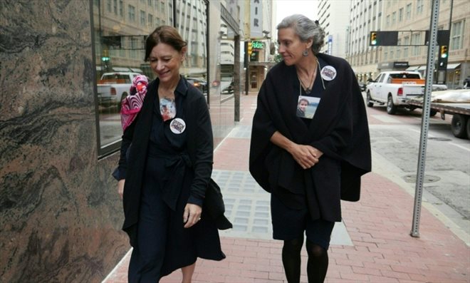 Catherine Berthet (gauche) et Nadia Milleron arrivent au tribunal de Fort Worth (Texas) pour une audience sur des crashs de Boeing 737 MAX en octobre 2018 et mars 2019