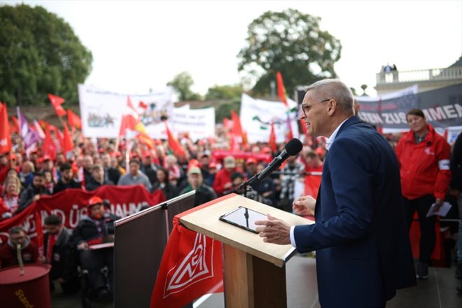 Thorsten Gröger, négociateur pour IG Metall, lors du rassemblement à Hanovre, le 25 septembre 2024