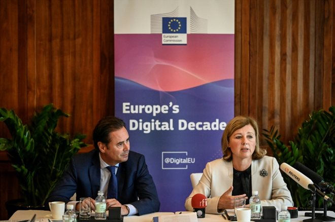 La responsable du numérique de la Commission européenne, Vera Jourova (d), et l'ambassadeur de l'UE en Chine Jorge Toledo, lors d'une conférence de presse, le 19 septembre 2023 à Pékin