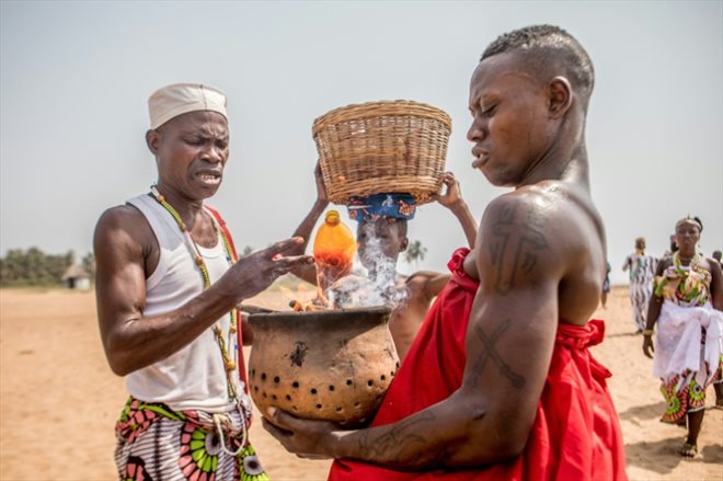 Des adeptes du vaudou lors d'un rituel à Ouidah, dans le sud du Bénin, le 10 janvier 2022