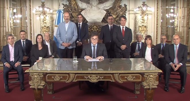 Le président argentin Javier Milei prononce une allocution radiotélévisée depuis le palais présidentiel à Buenos Aires, le 20 décembre 2023
