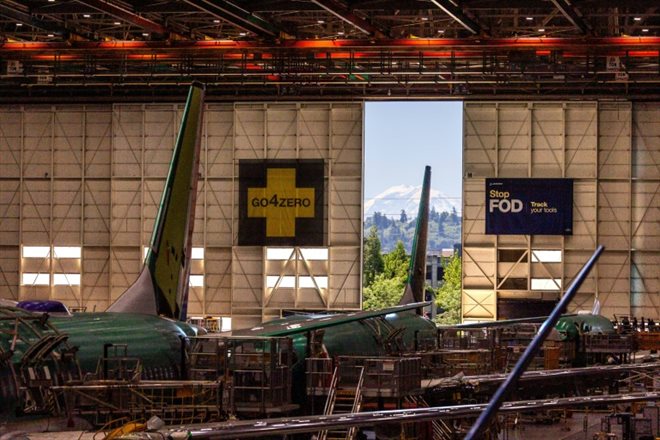 Une usine de Boeing, avec le mont Rainier en arrière-plan, le 25 juin 2024 à Renton (Etat de Washington)