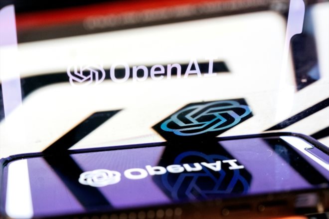La mise en ligne de la première version de ChatGPT le 30 novembre 2022 a donné le coup d'envoi à une course dans l'intelligence artificielle