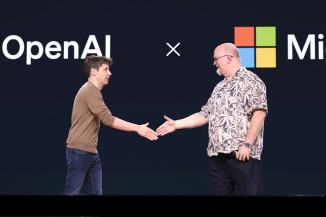 Le directeur général d'OpenAI, Sam Altman, et Kevin Scott, directeur de la technologie de Microsoft, lors de la conférence annuelle du géant américain de l'informatique à Seattle, le 21 mai 2024