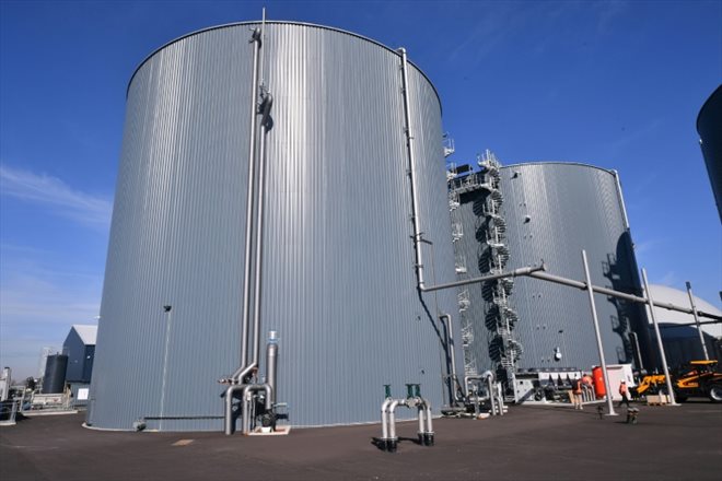 Les cuves de méthanisation de l'unité de méthanisation TotalEnergies BioBearn à Mourenx dans les Pyrénées-Atlantiques, le 16 février 2023