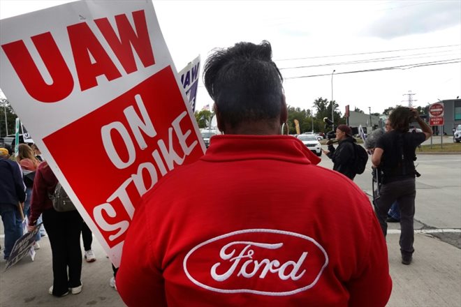Un rassemblement de salariés de Ford en grève à Wayne, dans le Michigan, le 26 septembre 2023