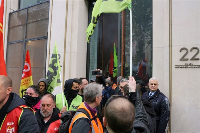 Des manifestants opposés à la réforme des retraites devant le siège de LVMH à Paris, le 13 avril 2023
