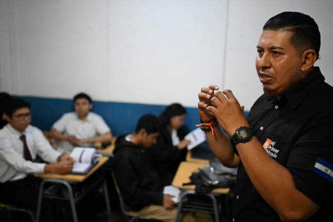 Luis Contreras enseigne les avantages de l'utilisation des bitcoins dans un lycée de San Salvador, le 4 septembre 2024