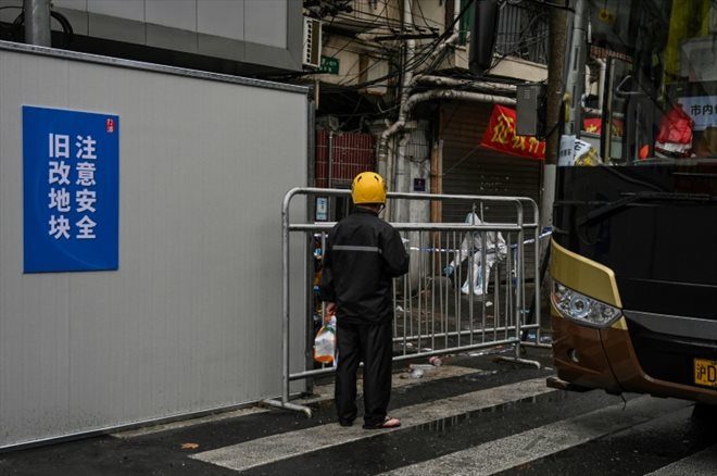 A delivery man brings an order to the entrance of a confined area of ​​Shanghai after the appearance of new cases of Covid-19, March 17, 2022 in China.