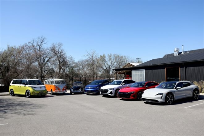 Une sélection de Porsche et de Volkswagen, certaines électriques d'autres historiques, exposées à Austin au Texas aux Etats-Unis le 12 mars 2022