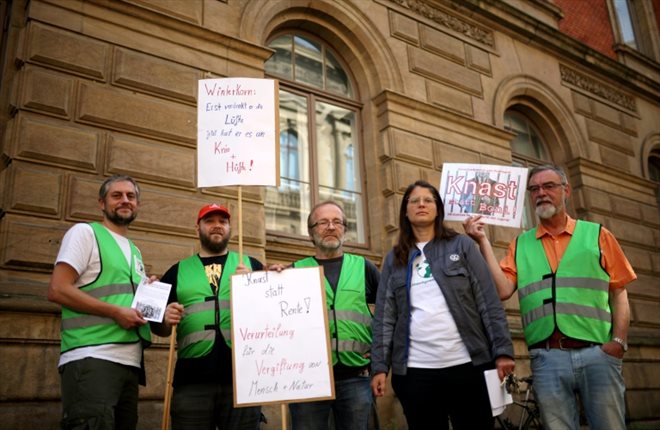Des employés du constructeur automobile allemand Volkswagen protestent devant le tribunal de Brunswick, dans le nord de l'Allemagne, où s'est ouvert un procès contre l'ancien PDG de Volkswagen, Martin Winterkorn, le 3 septembre 2024