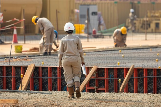 Des employés du géant pétrolier français TotalEnergies travaillent sur un puits de pétrole en construction à Murchison Falls National Park, dans l'ouest de l'Ouganda, le 22 février 2023