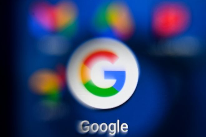 Le logo Google photographié sur une tablette, le 18 octobre 2021 à Moscou