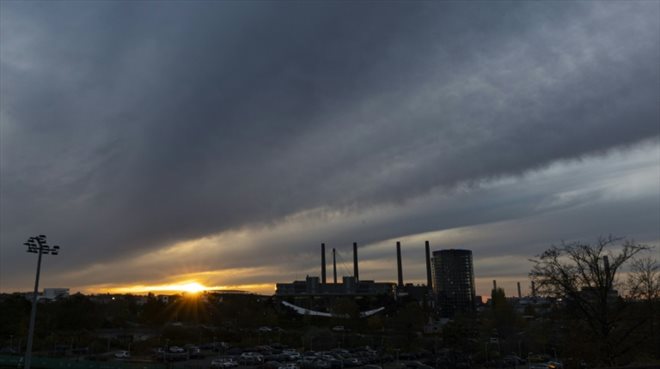 Coucher de soleil sur le siège de Volkswagen à Wolfsburg en Allemagne, le 10 novembre 2021