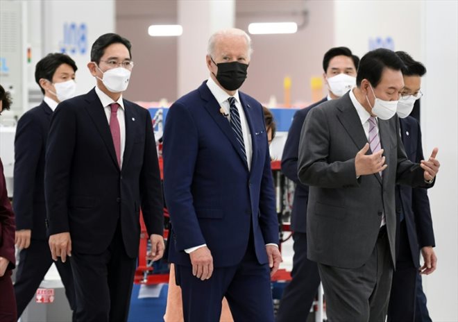 Samsung's de facto boss Lee Jae-yong (left) gives a tour of the Samsung factory in Pyeongtaek, near Seoul, to US Presidents Joe Biden and South Korean President Yoon Suk-yeol (right), May 20, 2022