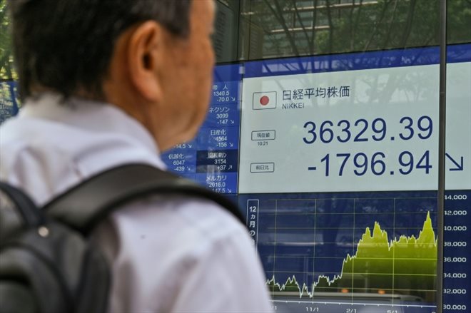 Un écran indiquant les variations de l'indice Nikkei de la Bourse de Tokyo, dans les rues de la capitale nippone, le 2 août 2024