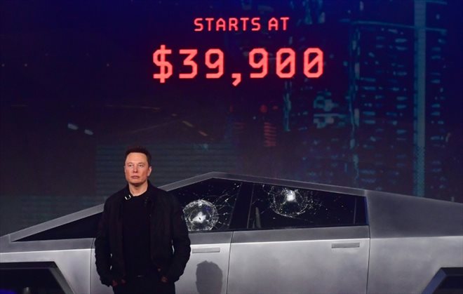 Elon Musk, boss of the car manufacturer Tesla, during the presentation of the Cybertruck electric pickup on November 21, 2019 in Hawthorne (California)