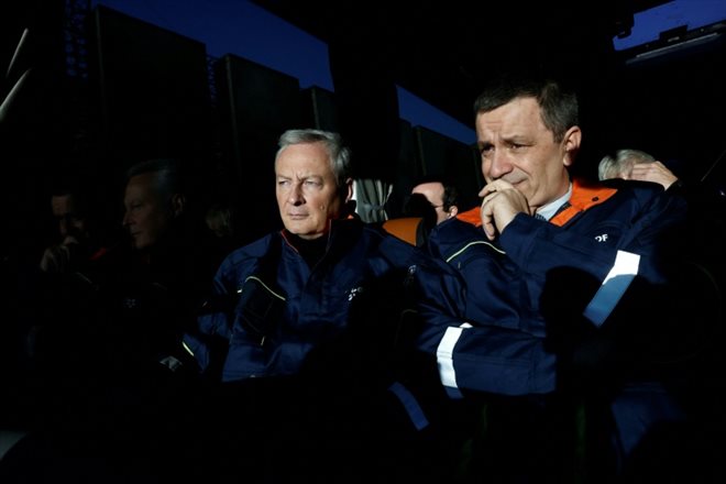 Le ministre de l'Economie Bruno Le Maire (g) et le nouveau PDG d'EDF, Luc Rémont (d) lors d'une visite sur le site de la centrale nucléaire de Penly, le 9 décembre 2022 à Petit-Caux