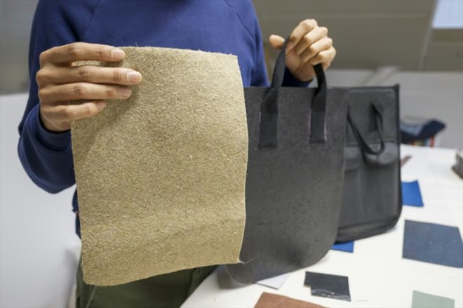 Davy Dao, fondateur de la marque textile Dao, présente du lin compressé (g) et du lin tanné (c) au siège de l'entreprise, le 23 novembre 2023 à Maxeville, en Meurthe-et-Moselle