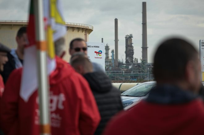 Des grévistes devant la raffinerie TotalEnergies à Gonfreville-l'Orcher, dans le nord-ouest de la France, le 10 octobre 2022