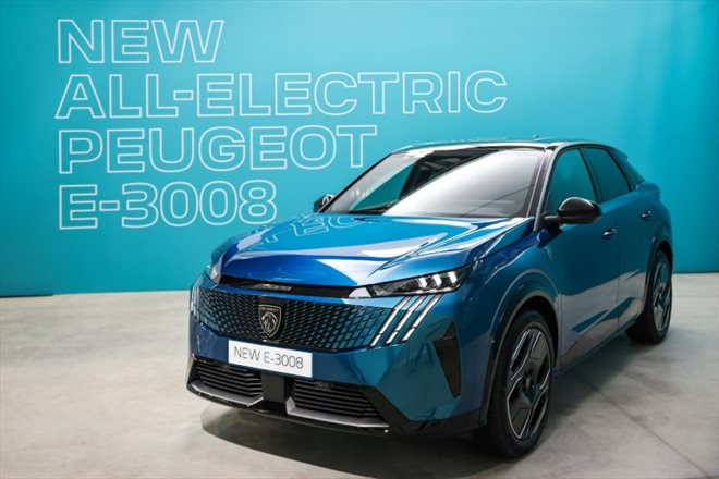 La nouvelle Peugeot électrique e-3008 présentée à l'usine Stellantis, le 12 septembre 2023 à Sochaux