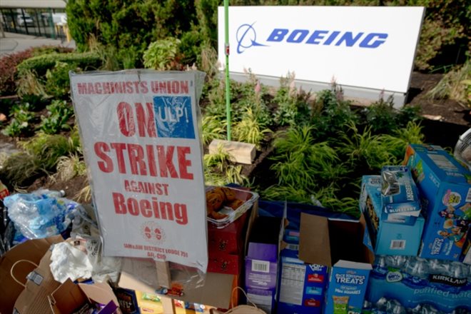 Des employés de Boeing en grève devant l'usine de fabrication de Boeing à Renton, le 16 septembre 2024