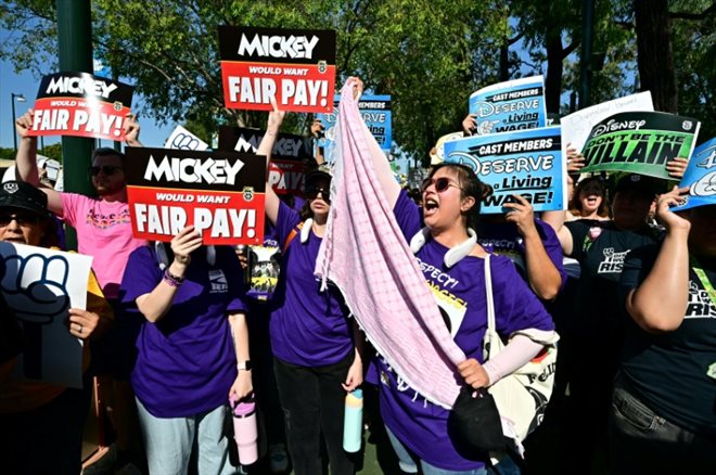 Des salariés de Disneyland manifestent aux abords du parc d'attractions à Anaheim, en Californie, le 17 juillet 2024