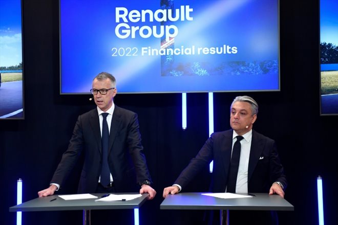 Le directeur financier du groupe Renault Thierry Piéton (g) et son PDG Luca De Meo présentent les résultats annuels pour 2022 au siège de la marque à Boulogne-Billancourt, dans les Hauts-de-Seine, le 16 février 2023