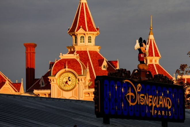 L'entrée de Disneyland Paris, le 16 octobre 2023 à Marne-la-Valléée, près de Paris