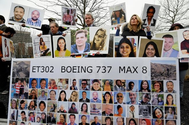 Des proches de victimes du crash d'un Boeing 737 MAX 8 en Ethiopie en mars 2019, manifestent le 10 mars 2023 à Arlington (Virginie)