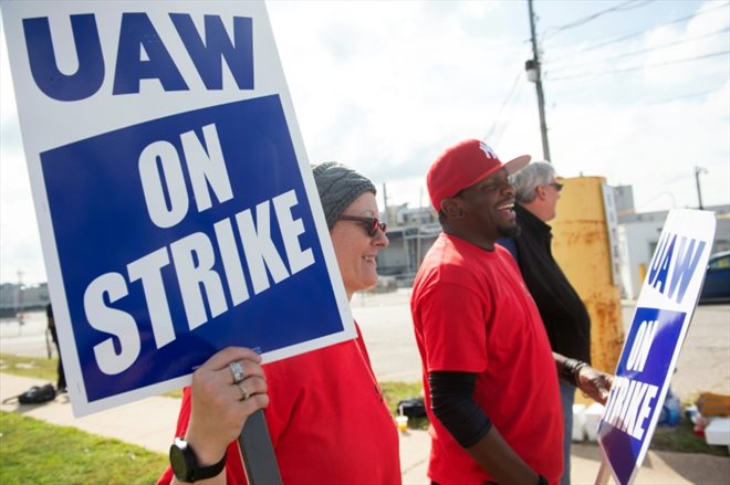 Des membres du syndicat UAW sur un piquet de grève à l'extérieur de l'usine Ford de Wayne, le 15 septembre 2023 dans le Michigan