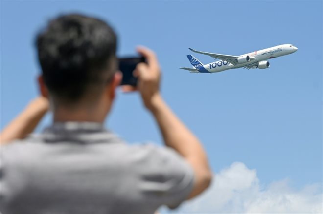 Un avion Airbus A350-1000 participe à un show aérien à Singapour, le 20 février 2024 